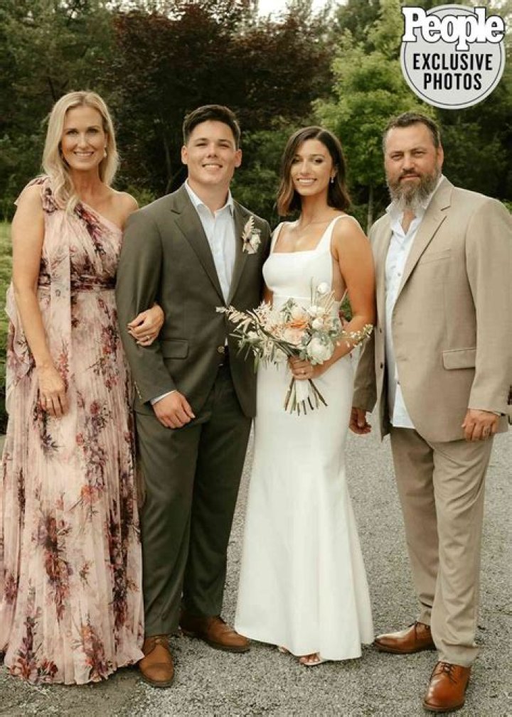 Bella Robertson - Age, Family, Bio